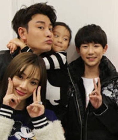甜馨又去听tfboys唱歌啦,不愧是王源头号迷妹_娱乐_腾讯网小学生推荐字帖图片