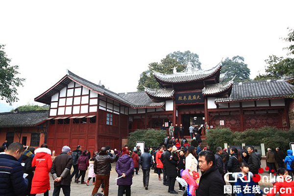 图片默认标题_fororder_大殿人潮涌动（峨眉山旅游公司-供图）