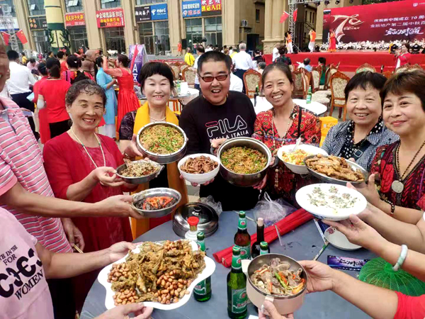 威海银滩:百家宴吃出家乡味