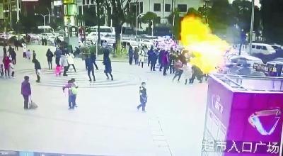 小贩手中氢气球爆炸窜起三四米高火焰 2人被烧伤