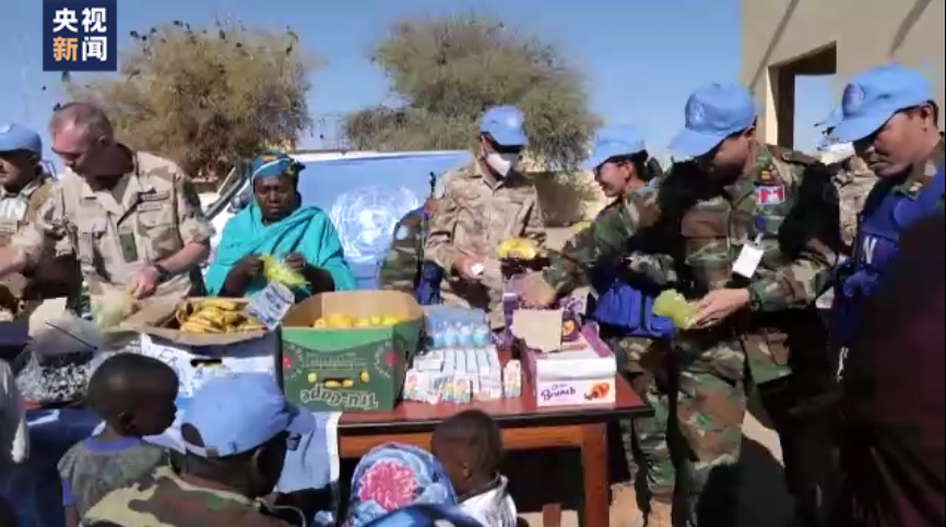 中国赴马里维和部队向当地孤儿院捐赠物资