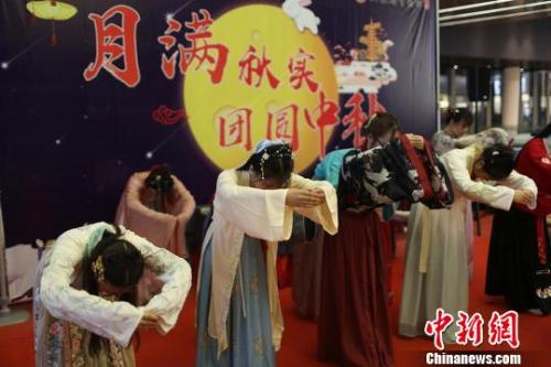 [中新网]赏月拜月、吃月饼……你记忆里的中秋节什么样？