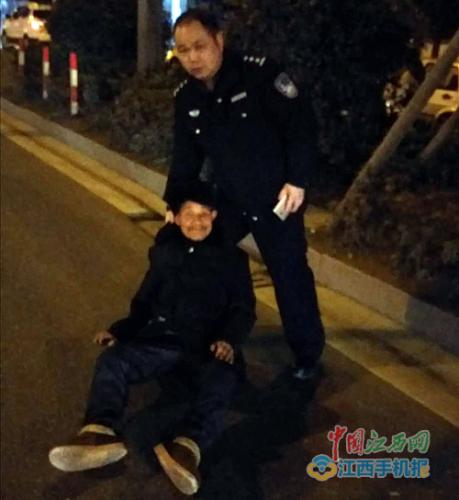 八旬大爷摔倒后无法坐立 交警支起右腿当靠垫