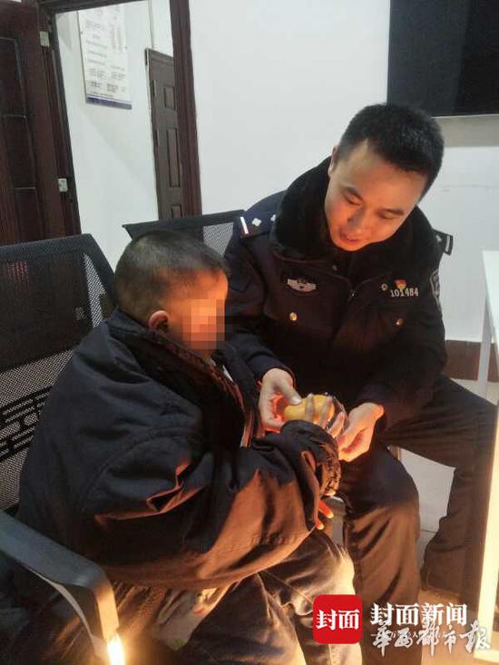 5岁小孩因家人闹矛盾无人照顾 被亲奶奶绑在树上