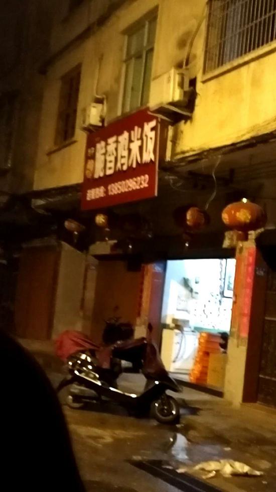 暗访福建莆田假鞋市场：深夜开张“名牌”卖百元