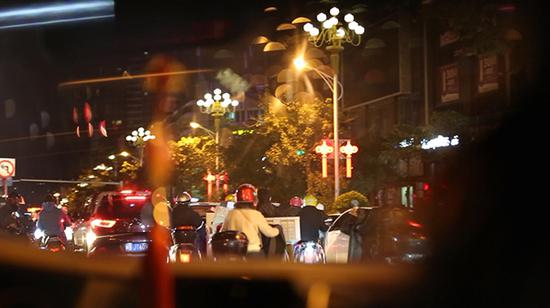 暗访福建莆田假鞋市场：深夜开张“名牌”卖百元