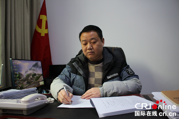 图片默认标题_fororder_孔滩镇党委书记张勇--摄影何芳