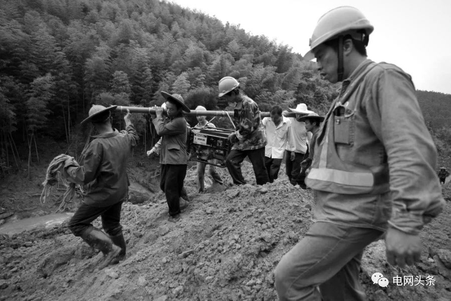 #人民日报#14亿人全民通电如何做到？18根电杆为1户供电，100年无