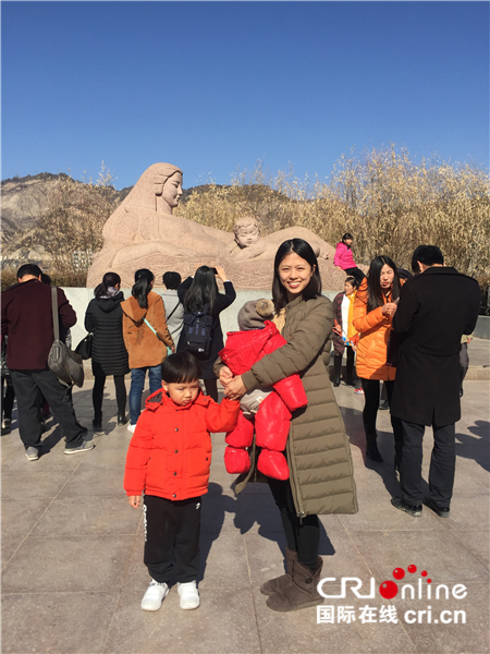 【牵妈妈的手】“黄河母亲”雕像前的亲吻和拥抱