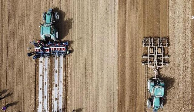 #新疆日报#【70年·新疆民生变奏曲】新疆农耕变奏曲：从“万