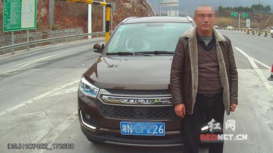 男子花一万五买个驾照开车 辩称高价买的该是真货