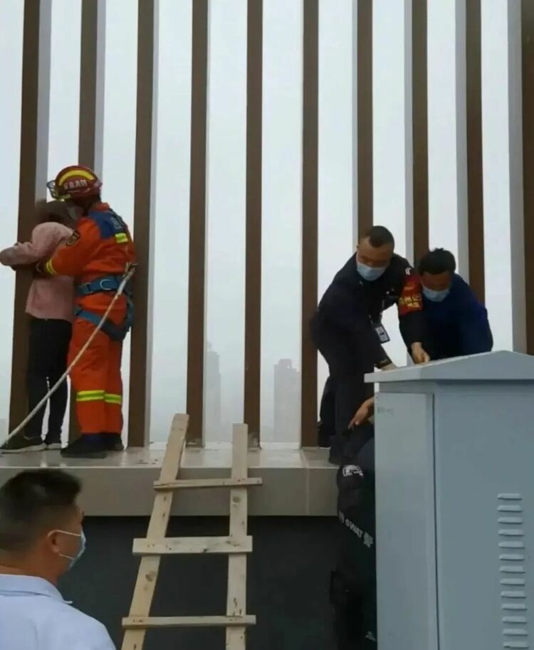 巧了！消防员出警：我爸怎么也来了？