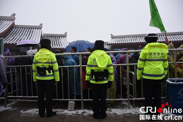 图片默认标题_fororder_冒雪执勤1（峨眉山旅游公司-供图）