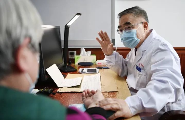张伯礼院士解读疫情热点：中药西药可以一起吃吗？网上流传的抗疫中药方靠谱吗？……