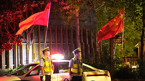 成都龙泉驿公安多措并举守护“绿水青山”_fororder_民警守护龙泉山生态风光现场-摄影-曾文康