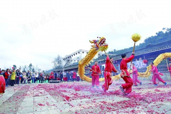 （旅游）花溪布依同胞 舞龙闹新春