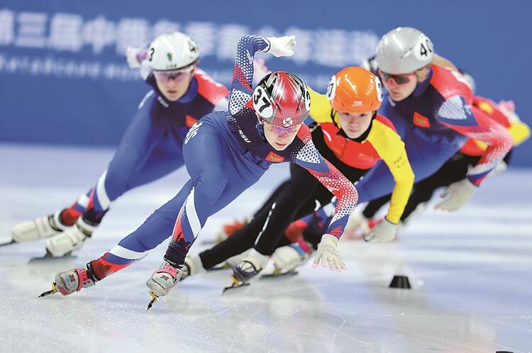 图片默认标题_fororder_中俄运动员在短道速滑比赛中。 本报记者 张宽 摄