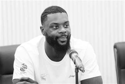 第一次过中秋 辽篮小外援史蒂芬森为“带花纹的糕点”点赞