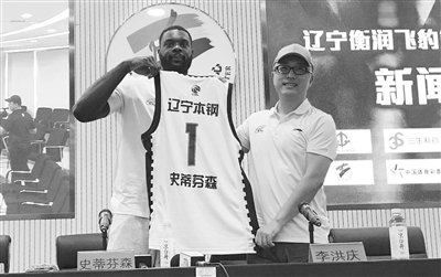 第一次过中秋 辽篮小外援史蒂芬森为“带花纹的糕点”点赞