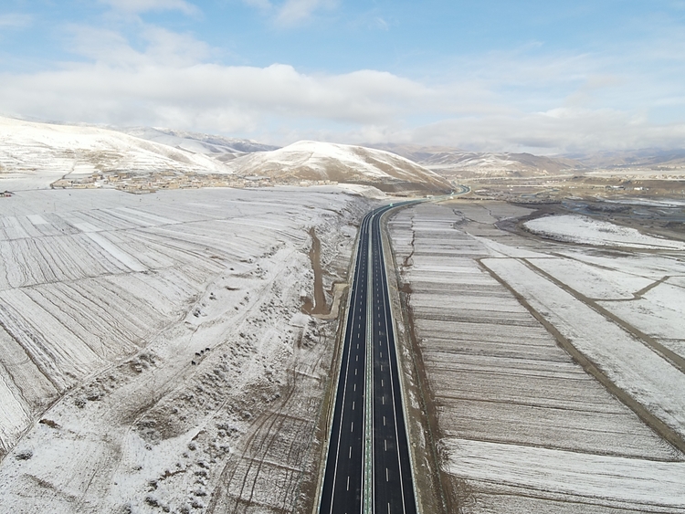 奋战雪域高原年内高速公路将连接四川和青海