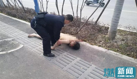 男子与儿子吵架后想不开 大街上裸奔自残满脸鲜血