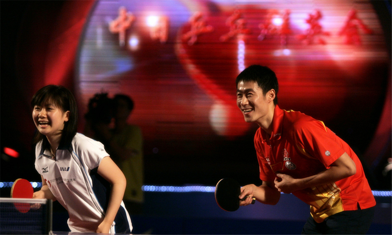 图为2004年中日乒乓球群英会上,王励勤,福原爱联袂出战.