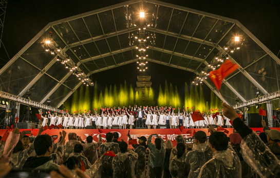 2019西安交响乐团户外公演在大雁塔举行 数万观众雨中唱响《歌唱祖国》