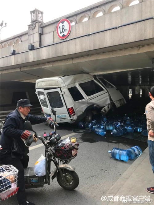 送水依维柯跟着导航走 被卡桥下(组图)