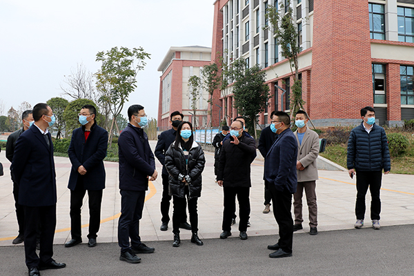 宜宾市翠屏区委常委、组织部部长张兴兰带队参观宜宾市一曼中学校_fororder_调研现场
