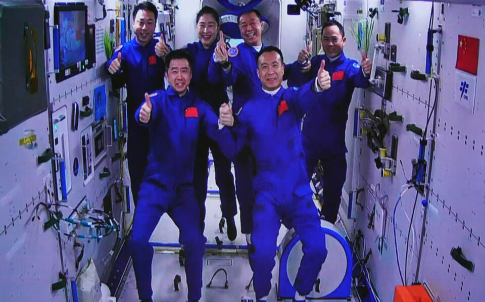 “最忙乘组”载誉归——写在神舟十四号航天员太空凯旋之日