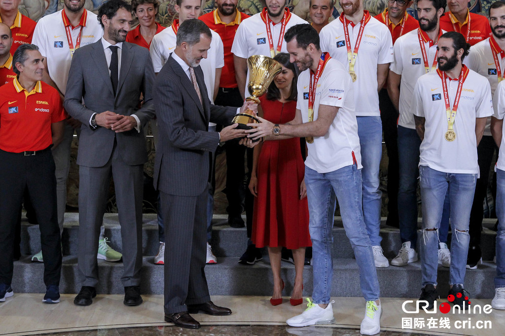 西班牙男篮夺世界杯冠军归国 受国王夫妇接见