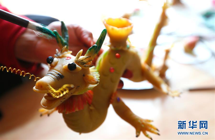 山东即墨：捏面灯 迎元宵(组图)