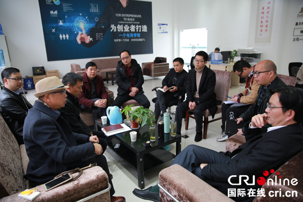 图片默认标题_fororder_县工商联领导与电商企业家们愉快沟通交流