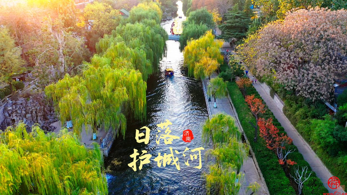 初冬落日下 护城河尽显诗意之美