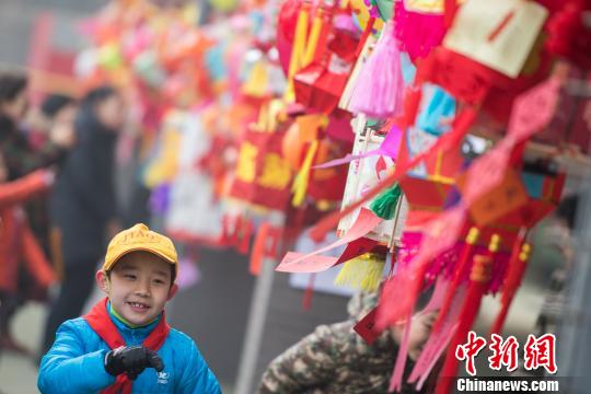 小学生が手作りの飾り提灯で元宵節を祝う 山西省 中国国際放送局