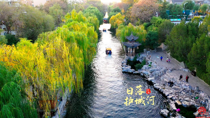 初冬落日下 护城河尽显诗意之美