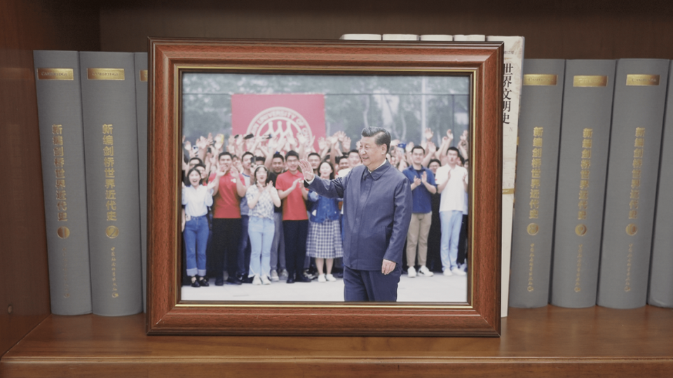 习主席书架上的照片,记录了哪些珍贵瞬间