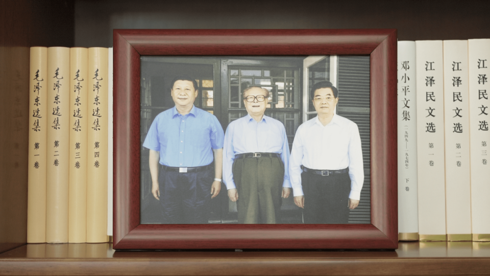 习主席书架上的照片,记录了哪些珍贵瞬间