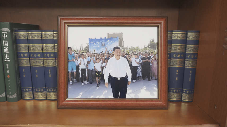 习主席书架上的照片,记录了哪些珍贵瞬间