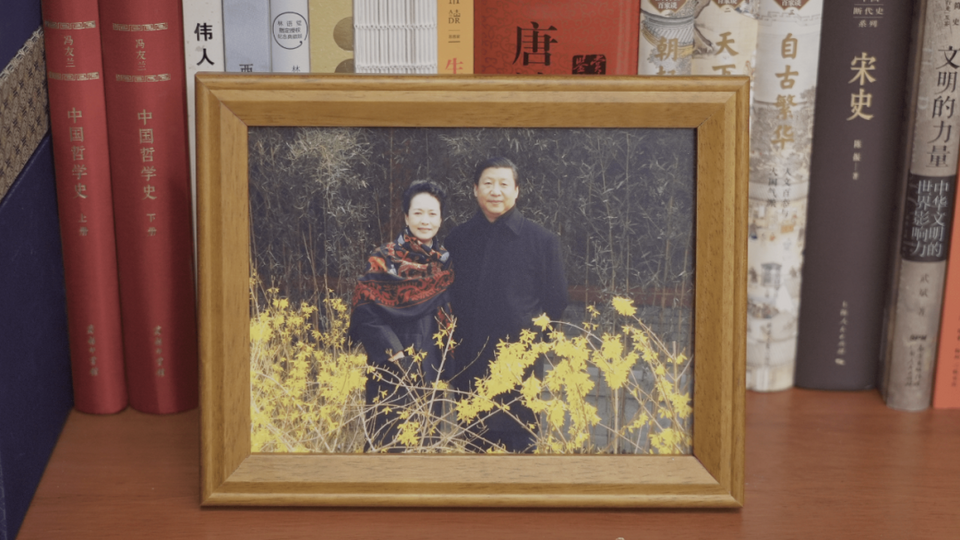 习主席书架上的照片,记录了哪些珍贵瞬间