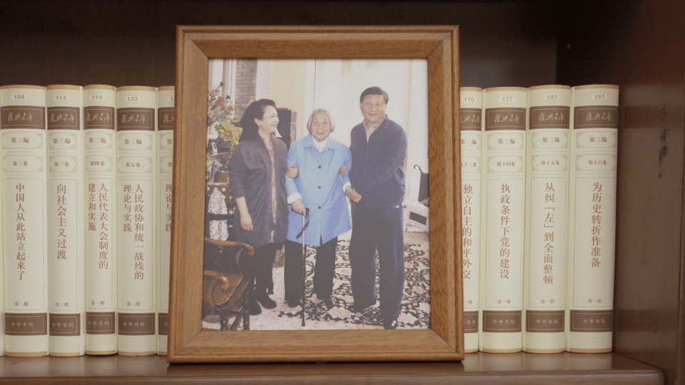 习主席书架上的照片,记录了哪些珍贵瞬间