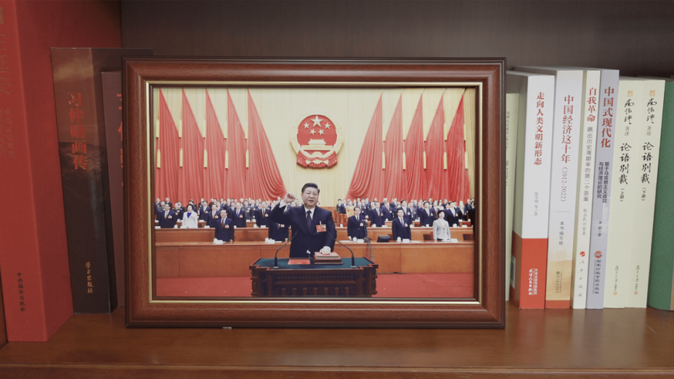 习主席书架上的照片,记录了哪些珍贵瞬间