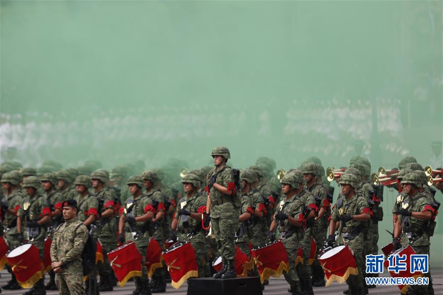 [新华网]墨西哥举行阅兵庆祝独立日