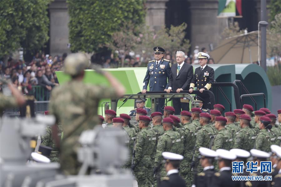 [新华网]墨西哥举行阅兵庆祝独立日