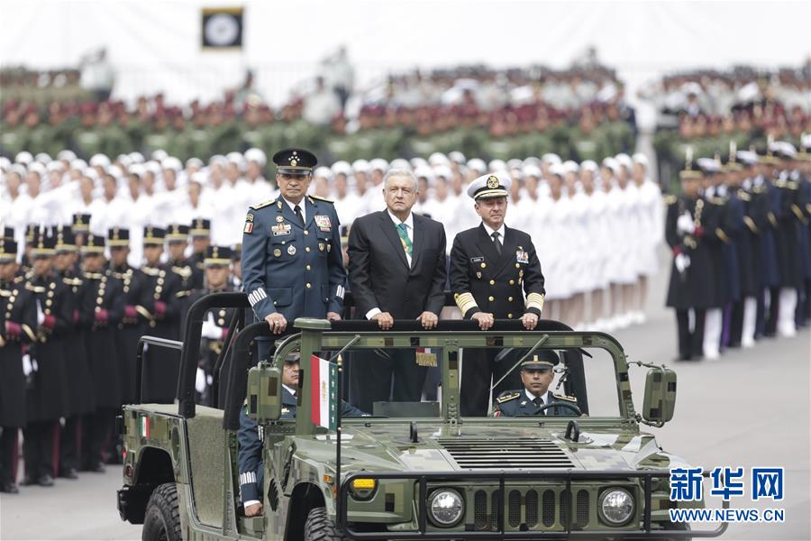 [新华网]墨西哥举行阅兵庆祝独立日