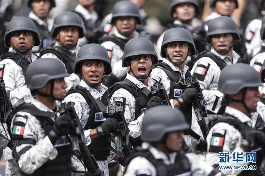 [新华网]墨西哥举行阅兵庆祝独立日