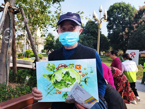 科技赋能 高效治理 成都垃圾分类管理有高招_fororder_参与垃圾分类活动的市民-供图-成都市城市管理委员会