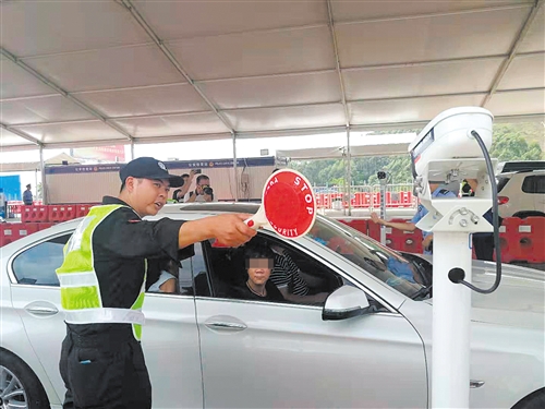 广西首次启用人车安检快速自助通道系统