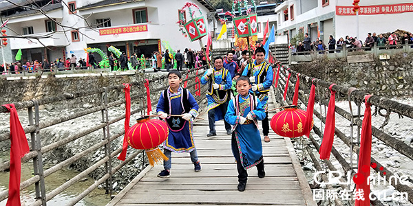 图片默认标题_fororder_游街途中-李杨摄