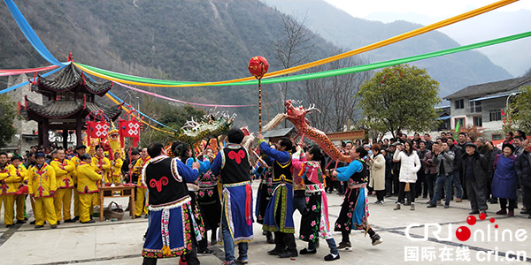 图片默认标题_fororder_板凳龙表演-李杨摄